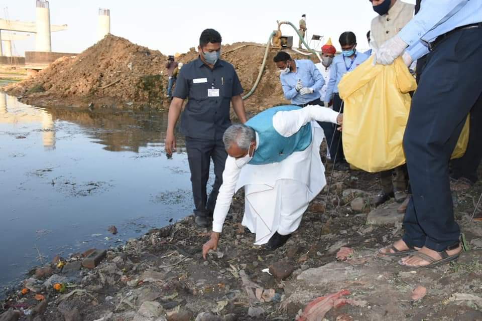 Governor participates in 'Swachhta Abhiyan' at ved village Tapi and inspires Surat residents for cleanliness
