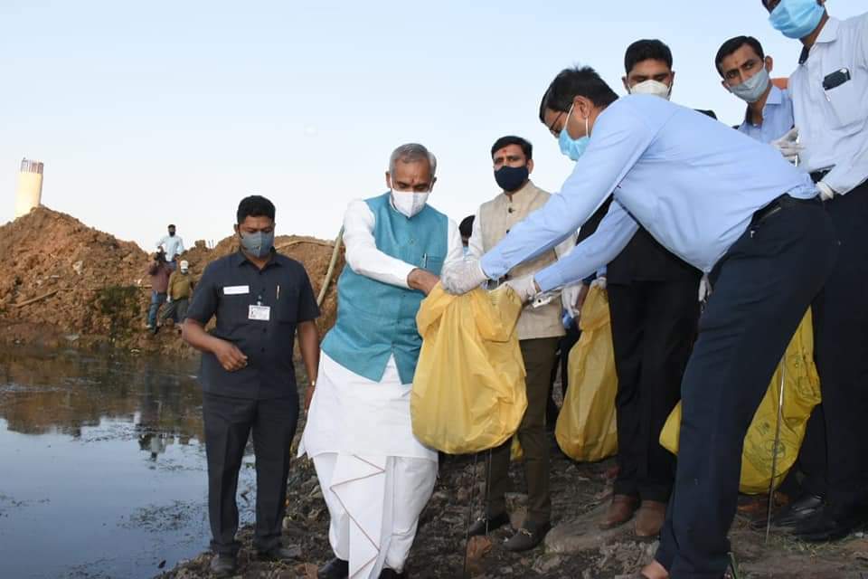 Governor participates in 'Swachhta Abhiyan' at ved village Tapi and inspires Surat residents for cleanliness