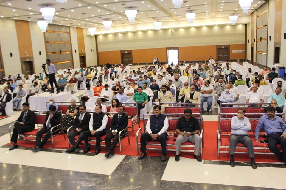 SGCCI and Swanirbhar School Board of Directors, Surat jointly organized a seminar on 'Social Service and Government'.