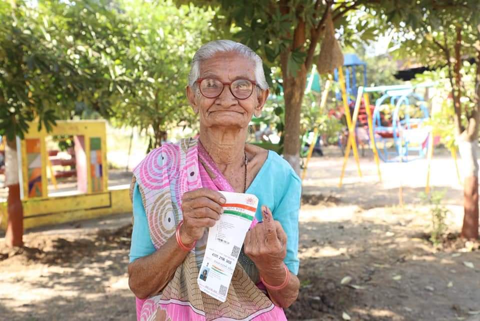 Bhikhibahen Nayaka, who played the role of Nargis Dutt as a dummy in 'Mother India', cast her vote