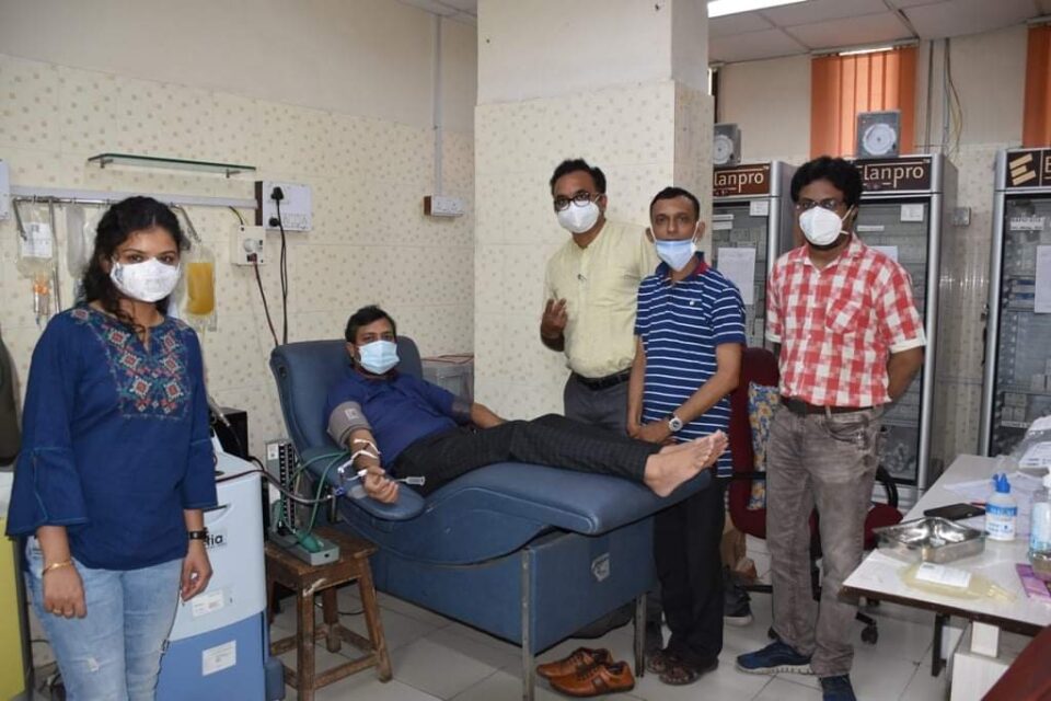 Coronary warrior Dr. Sanket Mehta, who was released after 100 days of treatment, donated plasma