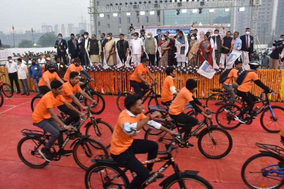 Chief Minister Bhupendrabhai Patel flagged off the state level 'Fit India, Fit Gujarat Cyclothon'