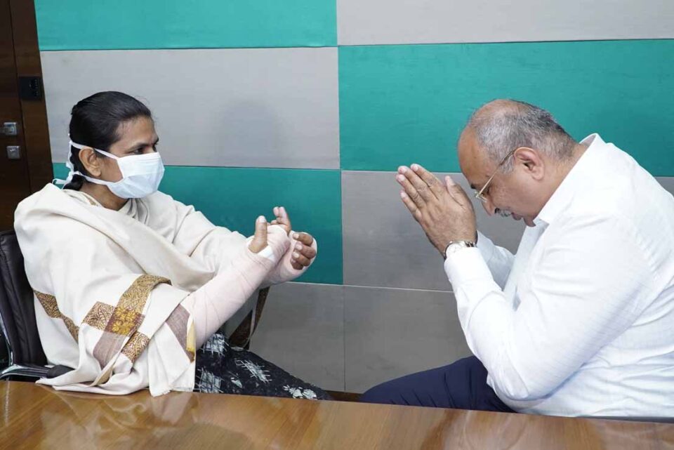Nilesh Mandlewala Founder-Chairman of Donate Life and the team of Donate Life met the woman who had a hand transplant
