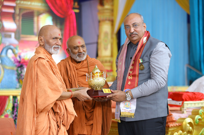 Nilesh Mandlewala founder and president of Donate Life was honored with the Dharmajivan Amrit Kumbh Award at the Amrit Mahotsav initiative of Sri Swaminarayan Gurukul Rajkot Sansthan
