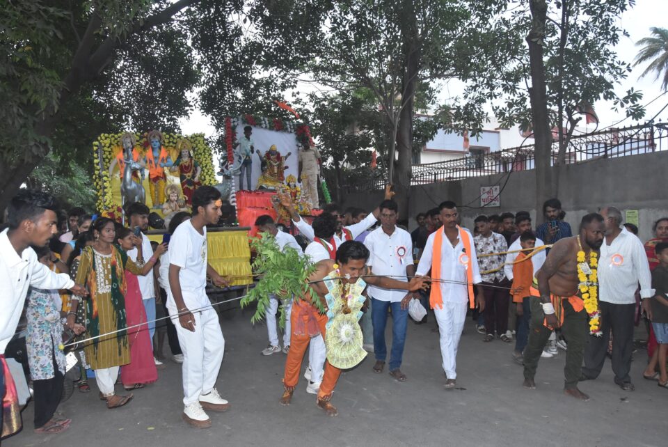 On the occasion of Shri Mariamma Mataji's birth anniversary, Tamil Seva Samaj Mandal has been celebrating Mataji's birth anniversary grandly for the last 25 years at the Siddhakutir Mahadevana Mandir in Varachha area by a large number of people from the Tamil community.